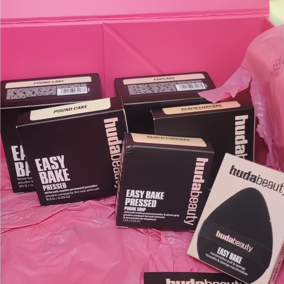 HUDA BEAUTY Easy Bake Pressed Powder Set - Black and Pink - Picture 2 of 8
